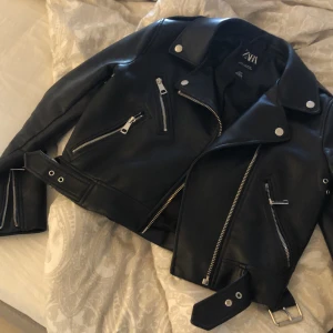 skinnjacka - en skinnjacka från zara i ett oanvänt skick