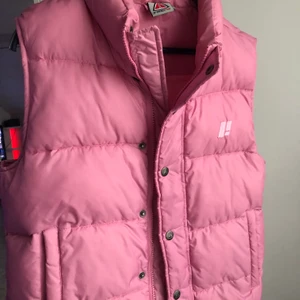 Rosa väst från firefly - Intressekoll på min jättefina rosa väst i strl 150 men är som M/L som passar jättebra till våren, ganska vintage utan några skador och i jättebra skick! Budet ligger nu på 210 BUDA I KOMMENTARERNA!