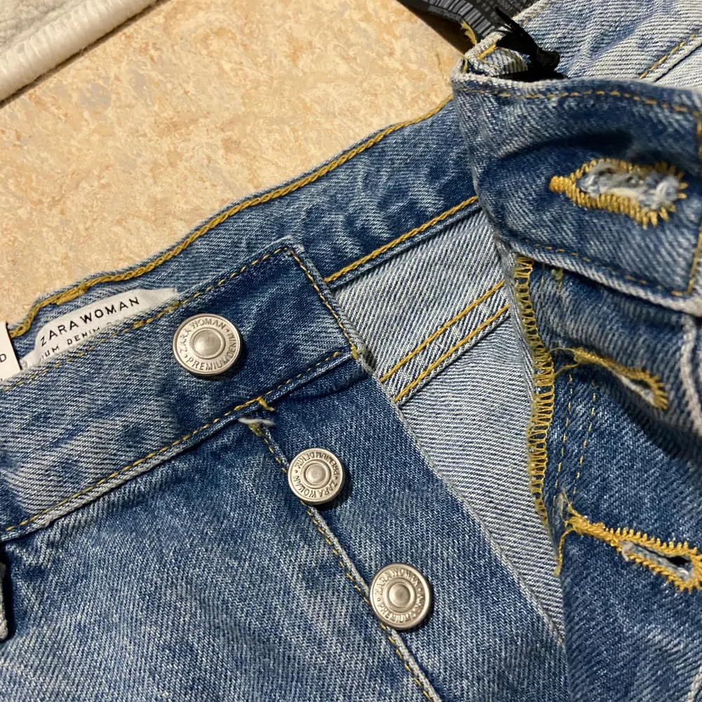Jeans/byxor från zara aldrig använda pris lapp finns kvar 💙💙 storlek 36 men funkar även för folk som har 34. Jeans & Byxor.