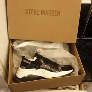 Steve Madden  - Nya oanvända st 37 i kartong nypris ca 1200