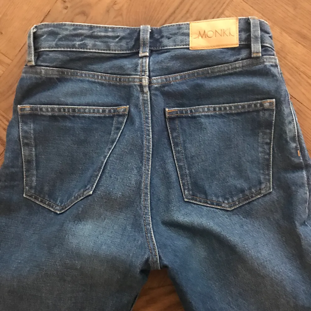 Mörkblå jeans från Monki, modellen Kimomo high relaxed. Smal, rak modell med hög midja. Säljer pga för små för mig, därför också mycket sparsamt använda.. Jeans & Byxor.