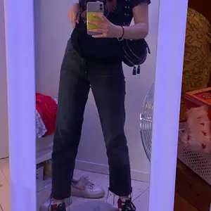 Svarta urtvättade mom jeans från H&M 