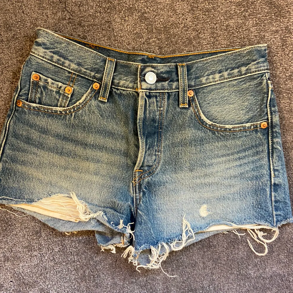 Jeansshorts- Blåa från Levis och svarta från zara. Levis i st 23/24 och köpta i Levis butiken i gallerian för 649kr i modell 501. Zara shortsen i st 34 och köpta för 299kr. 100kr/st eller båda för 150kr. Pris går självklart att diskutera. köpare står för frakt💗. Shorts.