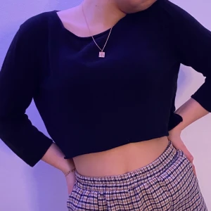 Basic  - Svart basic tröja med korta ärmar, har klippt den själv runt magen!