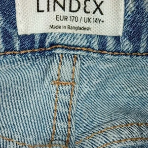 Fina ljusblåa jeans  - Ett par ljusblåa jeans som tyvär är för korta på mig och är 165. storleken är som xs/s  och är super fina på. Har bara testat dom har aldrig använt dom😊