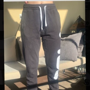 Ett par snygga fila mjukisbyxor❤️ - Säljer dessa FILA mjukisbyxor!! Älskar dem jättemycket men nu börjar dem bli för små😔 dem är i gott skick! Köparen står för frakten💕💕