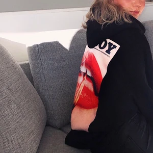 Playboy hoddie  - Säljer min Playboy hoddie som jag köpte på missguided 2 år sen. Playboy loggan står på framsidan av hoddien. Använd ca 10 gånger, jag är 163 cm & brukar oftast ha 36 i storlek & den är oversize på mig. HÖGSTA BUD: 300kr 