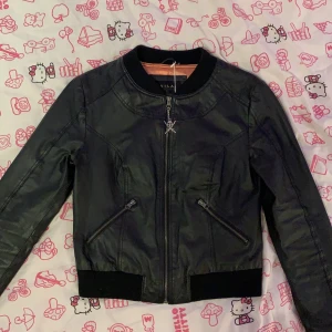 Oversized skinn jacka  - Fake skinn, fodrad, muddar överallt, jättefint skick. 