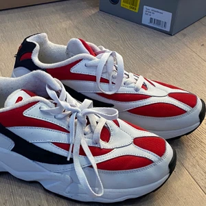 Fila Venom - White, Red, Blue - 👟 Fila Venom sneakers lätt använda i nyskick. Storlek 42, 💵 Nypris ca 1000kr. 📦 Köparen står för frakt 📦 