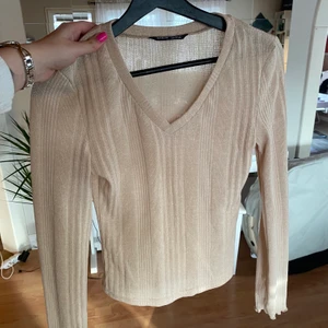 Beige tröja, stl S - ♥️ Beige tröja från Shein. Storlek S. Använt 1 gång. Frakt tillkommer. ♥️