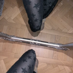 STJÄRNBYXOR - stjärnbyxor i mesh med inbyggda shorts precis vid rumpan, går säkert att ta bort om man vill det! långa i benen och höga i midjan. går att hämtas upp i vasastan, annars fraktar jag gärna men då står du för kostnaden. 