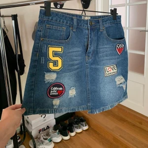 Jeanskjol med ”patches”  - Supersnygg jeanskjol med patches. Strl 38 men är liten i storlek så skulle säga att den är mer en 36. 