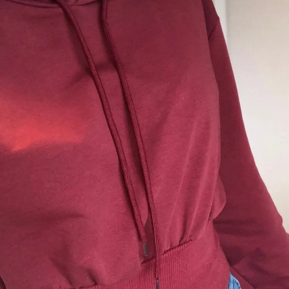 Vinröd hoodie med detaljer ❤️ knappt använd!. Tröjor & Koftor.