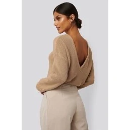 Beige stickad tröja nakd - Beige stickad tröja från nakd💛 Superfin och passar det mesta✨Man kan ha den bakåfram också om man vill💛Ganska använd men ändå inga tydliga defekter och passar allt från en xs-m✨ Köparen betalar frakt💛