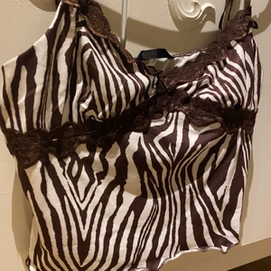 BRUN SÖT TOPP 🤎🤍 - Supertrendig topp, helt ny som jag fick hem igår. Är i storlek L, men sitter som en S eftersom att den är lite croppad. Har även justerbara band. Om många är intresserade blir det budgivning 🤎🤎 HÖGSTA : 130 kr. 