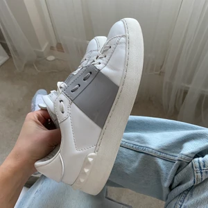 Valentinoskor - Valentino Open sneaker i storlek 36,5, vita och gråa
