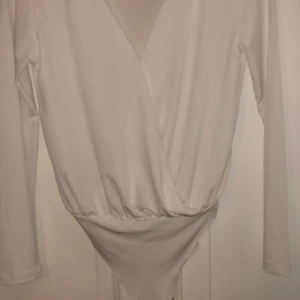 Vit body - Vit långärmad body. Självklart använd med trosor under 