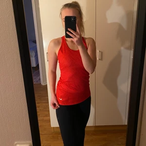 Nike träningslinne strl S - Rött Nike linne med ränder på fram och baksida, väldigt bekvämt men använder tyvärr inte längre, tre år gammalt väldigt fint skick🏋🏼‍♀️🤸🏽‍♀️❤️