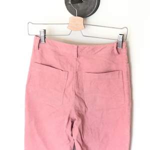 Aningen utsvängda rosa manchesterbyxor med fickor. Säljer för att de är för små för mig, och de är i övrigt gott skick! Dm för mått. ✨