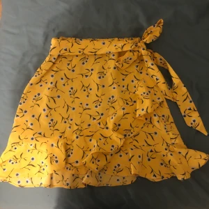 Jättefin sommar kjol - Jättefin kjol som tyvärr är för liten för mig. Den är i jättebra skick. 