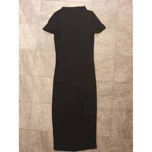 Svart midi känning S - En super snygg svart midi klänning i S 🌟 Den är tight och materialet är tunn så man kan ha den på våren/sommaren! Köpte den utomlands så jag vet inte vilket märke det är. Jag är 170 och den når precis ovanför mina knäna! 