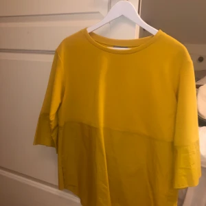 Tröja/blus från cos - Storlek S men lite större i modellen så passar definitivt M också. Härligt färg och blir inte för varm en vårdag.