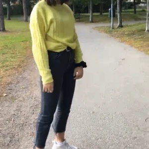 en superfin gul tröja  - en jättefin och skön gul tröja ifrån bikbok. Är i storlek XS men skulle säga att den sitter mer som en S. säljer den nu för den intr kommer till användning💓 