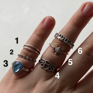 Ringar - Fina ringar med blandade motiv, jag skulle säga att 1,2,3, 7,8,9, E, F och G är S. 4,5,6,10 är M/L. Prisklasser: 1,2,5,8 och G: 40kr. 3,6,7,9, E, F: 50kr. Alla priser är + frakt (10kr)