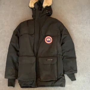 Canada Goose herrvinterjacka  - En äkta Canada Goose herrjacka i sparsamt använd skick med äkta päls, behöver dock tvättas fraktas ej