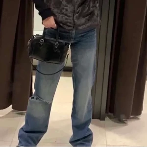 Zara lågmidjade jeans - Slutsålda jättepopulära jeans från zara, låg midja och hål på ena knät💘 Helt nya med lappen kvar, så snygga! Lånade bilder, ❗️Bud på 230kr❗️ Köp direkt: 300+frakt