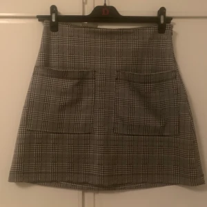Pieces kjol  - Super fin kjol i bra skick från Pieces! Grå, vit, svart rutig men två fickor framtill. Stl M. Pris kan diskuteras i chatten!🥰