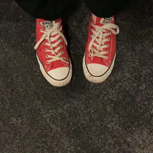 Jag säljer mina Röda låga Converse i strl 39 men funkar även i storlek 40. Skorna är knappt använda då de är för stora på mig. Jag kan mötas i Göteborg men kan även skicka skorna men frakt ingår inte. Pris kan diskuteras.