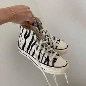 Converse - Super snygga zebra Converse kan skicka fler bilder privat! Fint skick, blir snyggare när de är använda enligt mig! Det är ej exakt samma som på bilden men snarlika, äkta kartong finns! Många som drar sig ur. Köp direkt för 400 inkl frakt❤️☺️