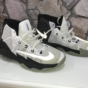 Nike basket skor - Säljer ett par herr Nike basketskor i väldigt bra skick. De kan även användas som vardagsskor.  Under sulan är so gått som ny. Dem är i storlek 43 och är väldigt sköna. Nike märket är even i reflex. Säljer pga att dem är för små.  . Kontakta för fler bilder och om ni är intresserade. 339+frakt. BVSA