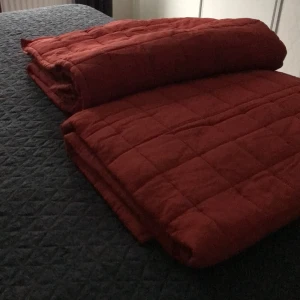 Överkast  - Två stycken överkast bra skick från Ikea bara använd ett par gånger 