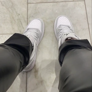 Jordan  - Säljer mina Jordan 1 Mid Grey Camo inköpta i december 2020. Använda 2-3 gånger och i nytt skick, säljes pga fel storlek. Givetvis äkta. Högsta bud 1800, buda på DM. 