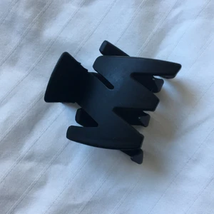 Hårklämma - Svart hårklämma. Pris: 50kr ink frakt. Tar swish. Kan mötas upp i Lund.