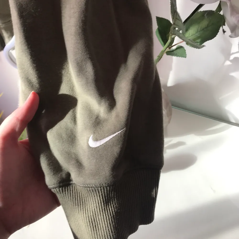 Trendig Nike hoodie med dragkedja i storlek XL från killavdelningen. Passar alla mellan XS-XL beroende på hur man vill att den ska sitta💚🍀. Hoodies.