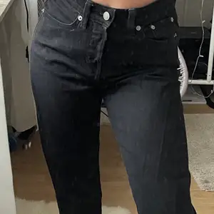 Svarta mom jeans ifrån Lager 157. Har aldrig använt dem så dem är i jätte bra skick💘