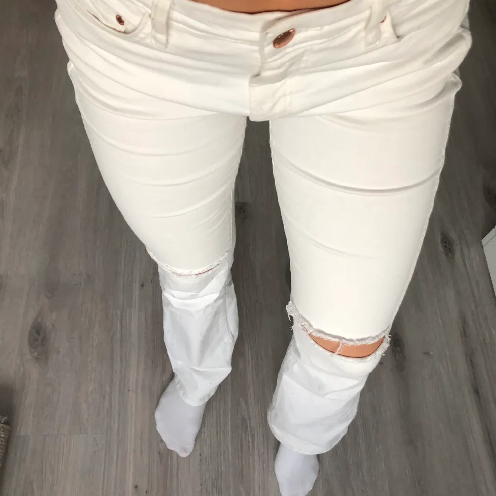 Säljer dessa par härliga bootcut jeans med hål på knäna!🦋 Riktigt snyggt nu att matcha till vårens fina färger⭐️ De är i använt skick men går absolut att användas på nytt!! 🤍 Passar S⚡️. Jeans & Byxor.