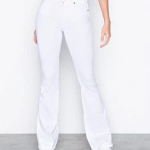 Dr Denim bootcut jeans - Säljer 4par bootcut jeans från Dr Demin. Två av dem har hål vid knäna och två av dem har inga hål(se bild3). Dessa är använda sparsamt. De vita med hål i är uppsydda ngr cm men kan lätt sprättas upp. Ena svarta har ett svagt märke från att ha varit uppsydda💗Nya kostar 500kr/st men vill bli av med dem så säljs bara i paketpris!🥰🤩