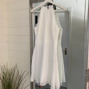 Klänning - Säljer en fin vit klänning i storlek M, endast testad.