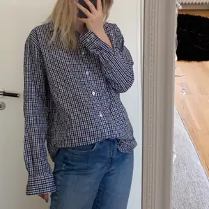 Jättefin rutig skjorta köpt secondhand, sitter oversized på mig så har strl S 🥳🥳