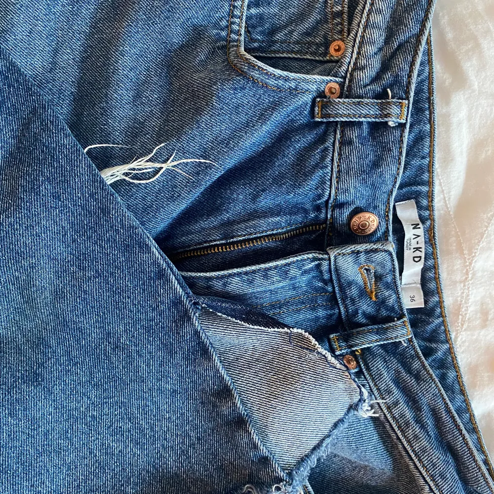 Raka jeans från NAKD, med en slits (kom privat för mer bilder) . Jeans & Byxor.