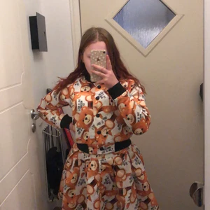 Fake mochino sett  - (Fake mochino!) ett sett med en ”jacka” och en kjol. Plagget är storlek s och köptes i Thailand. Säljer då den är för liten för mig och den kom inte till användning.