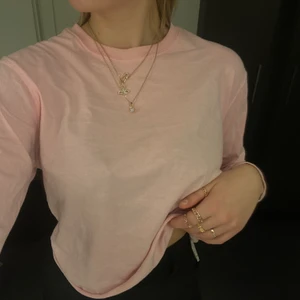 Rosa tröja från pull and bear - Superfin och i bra skick. Snygg att styla ex. under en väst. 