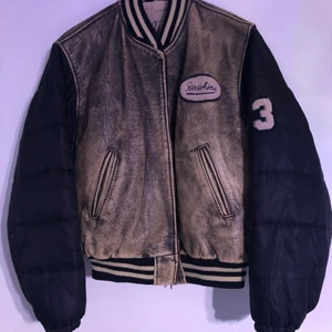 Redskins varsity jacka 1980-tal - Oversized redskins vintage original läderjacka äkta. Köpt secondhand. Materialet på ärmarna är som på en bomberjacka. Unik och sällsynt. Buda ifrån 1000 med minst 35 kr mellanrum eller köp direkt för 1700. Skriv för fler bilder