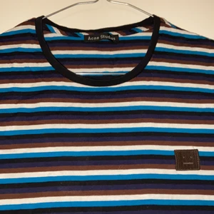 Acne Studios T-shirt  - Säljer min knappt använda t-Shirt från acne studios till ett fint pris (köptes för 800kr). FÖRST TILL KVARN!