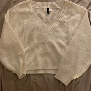 Stickad tröja  - Denna stickade tröja sticks inte utan är jätte bekväm att ha på sig. Den är använd 1 gång. Den sitter lite kortare på mig i midjan och lite längre i armarna.