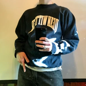 Navy varsity tröja - Cool varsity tröja i mörkblå. har ett ett litet hål som knappt syns. Tjock kvalite av champiob! frakt: 63kr (postnord spårvart)  Dessa är enda bilderna som jag har på plagget! :)